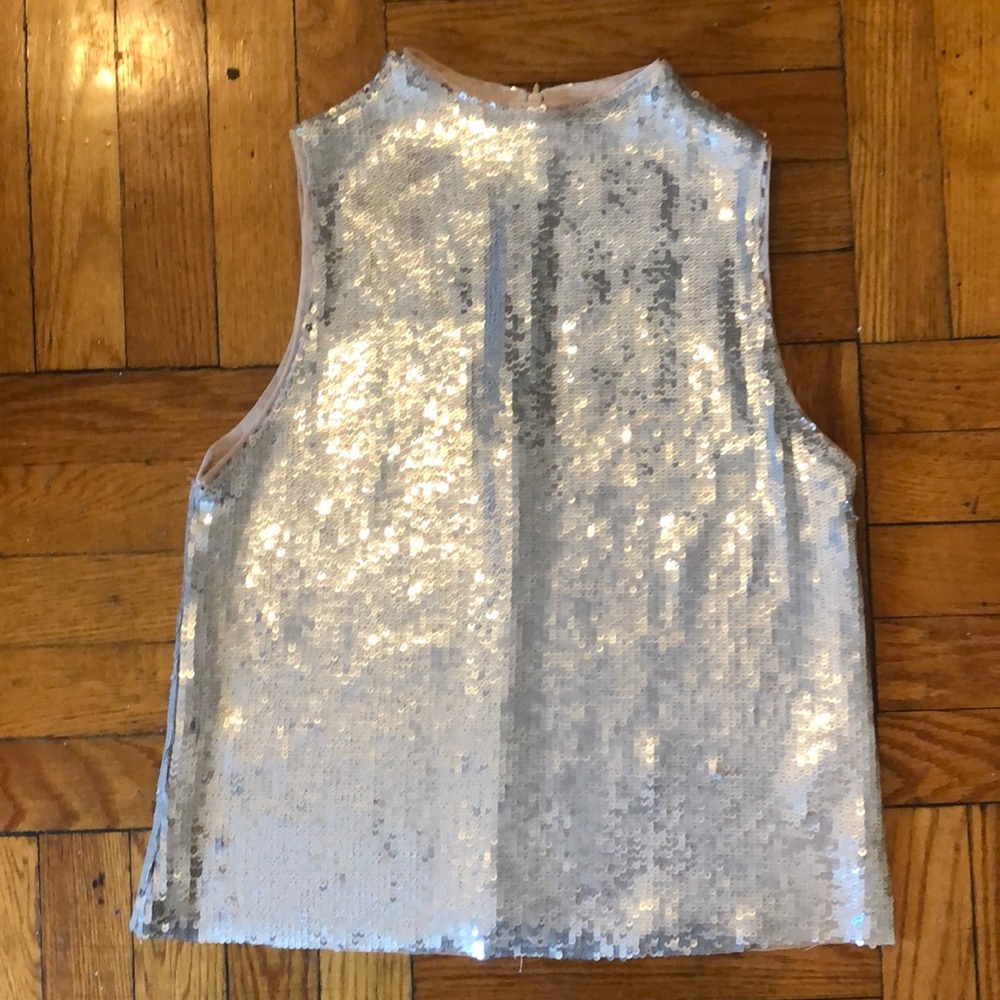 Sequenced sleeveless top